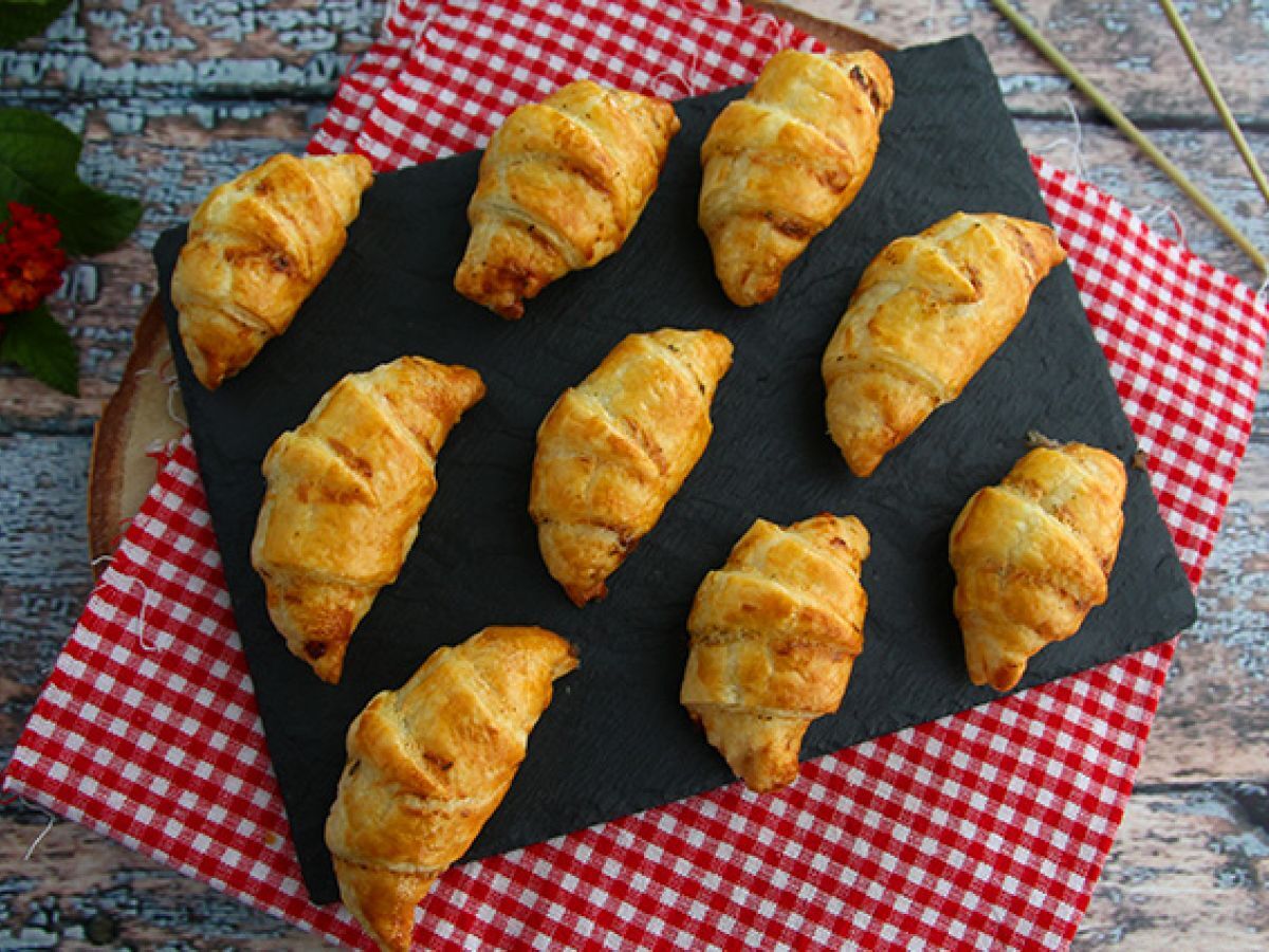 Leivonnaiscroissantit kinkun ja tuorejuuston kera