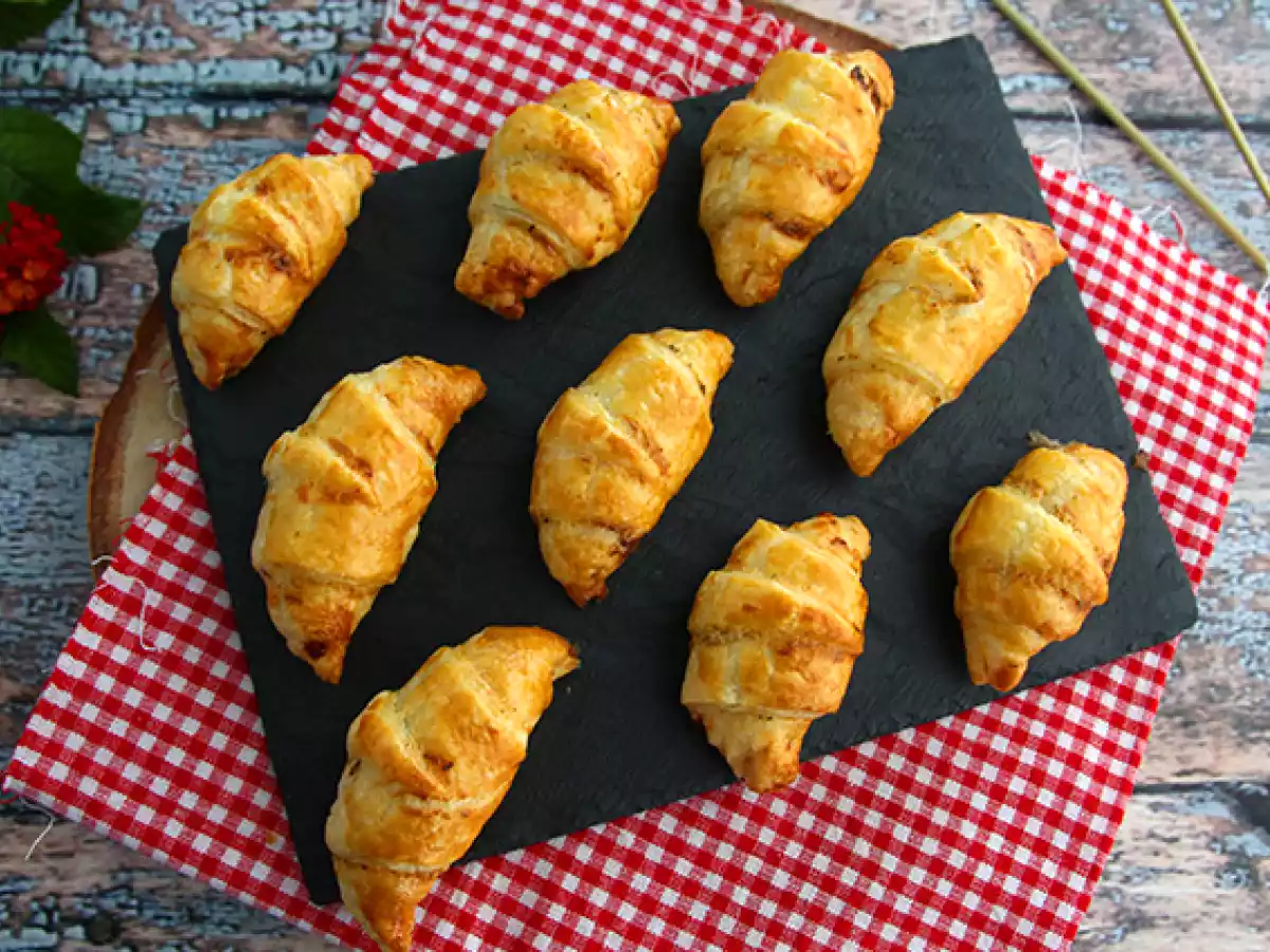 Leivonnaiscroissantit kinkun ja tuorejuuston kera