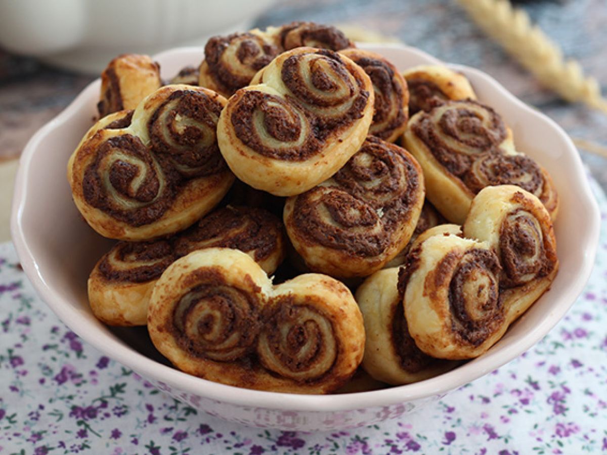 Leivonnaiset palmiers täytettynä levitteellä