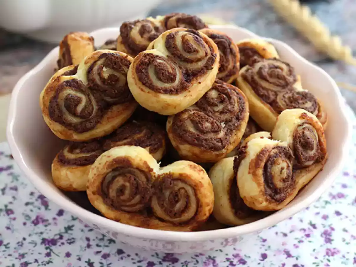 Leivonnaiset palmiers täytettynä levitteellä