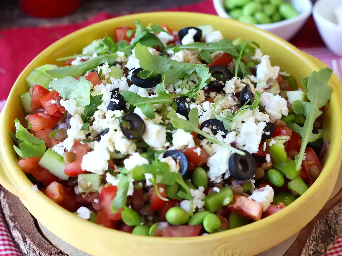 Linssi-, feta- ja edamame-salaatti rapeilla vihanneksilla - kuva 2