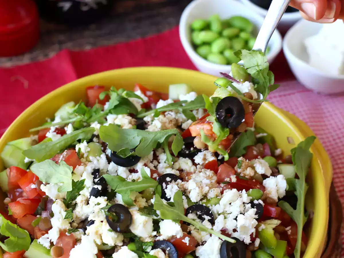 Linssi-, feta- ja edamame-salaatti rapeilla vihanneksilla - kuva 3