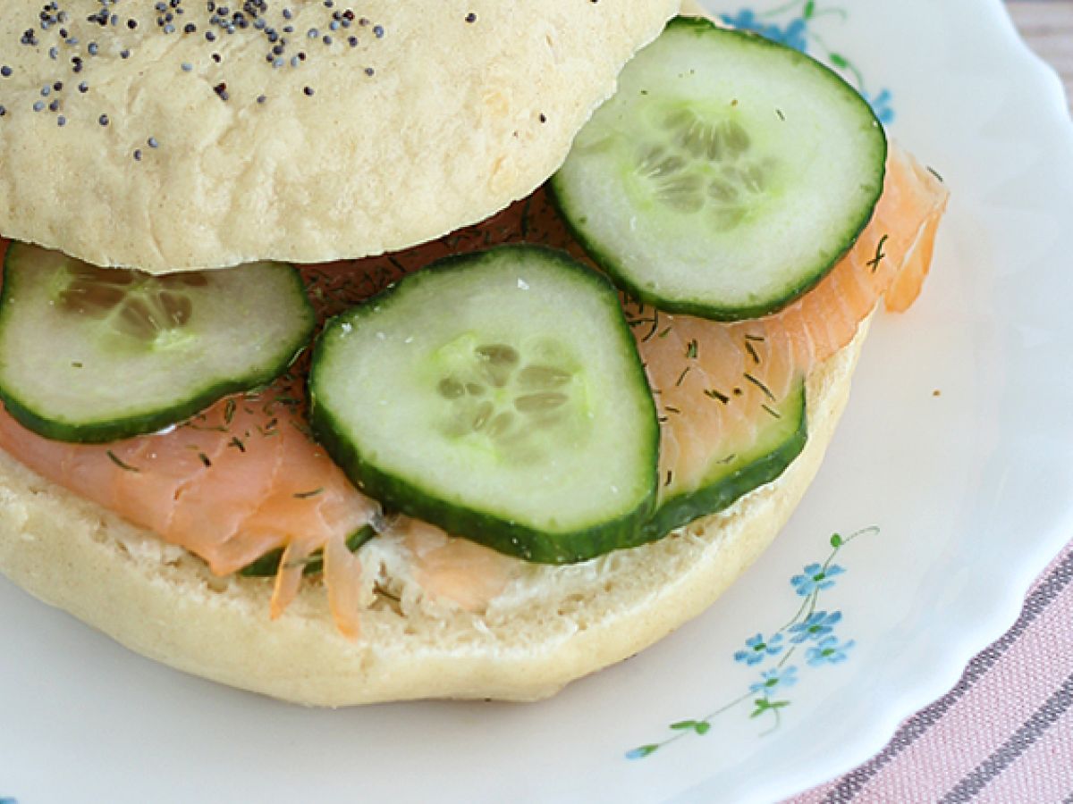 Lohi bagel, kurkku ja tuorejuusto - kuva 2