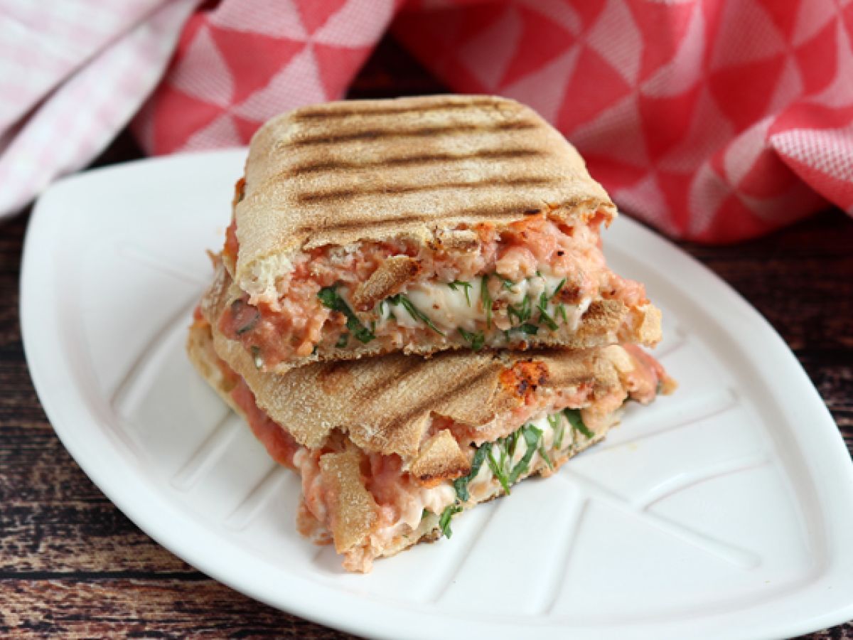 Lohta, mozzarella ja tilliä sisältävä panini