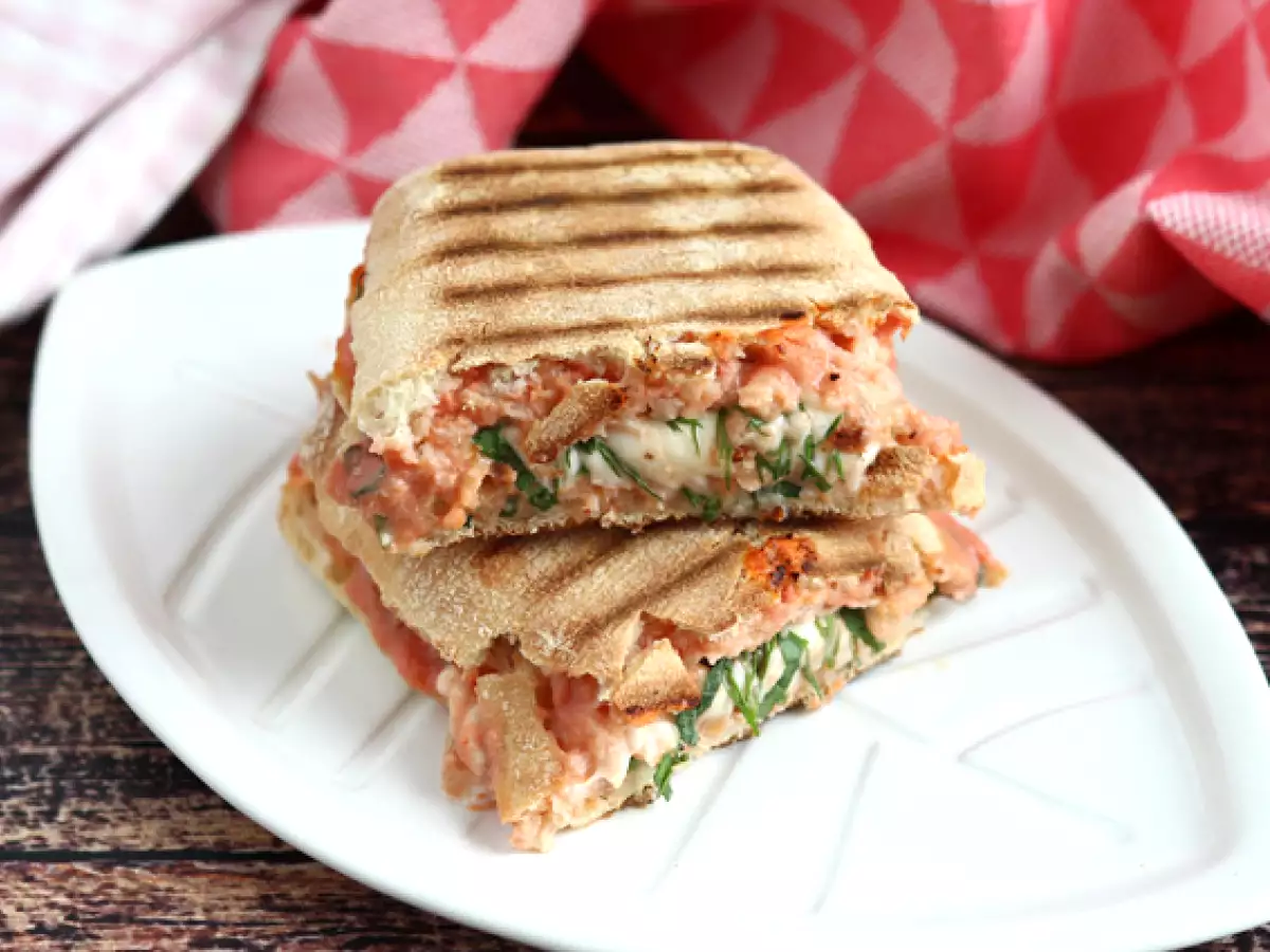 Lohta, mozzarella ja tilliä sisältävä panini