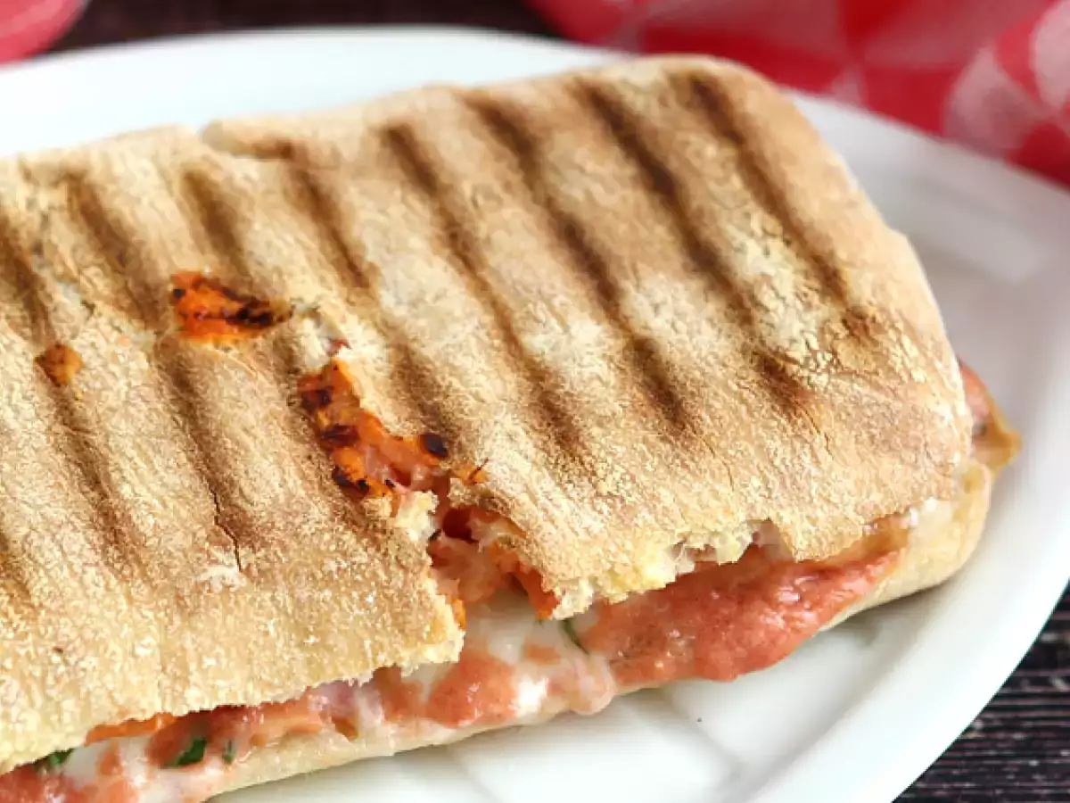 Lohta, mozzarella ja tilliä sisältävä panini - kuva 2