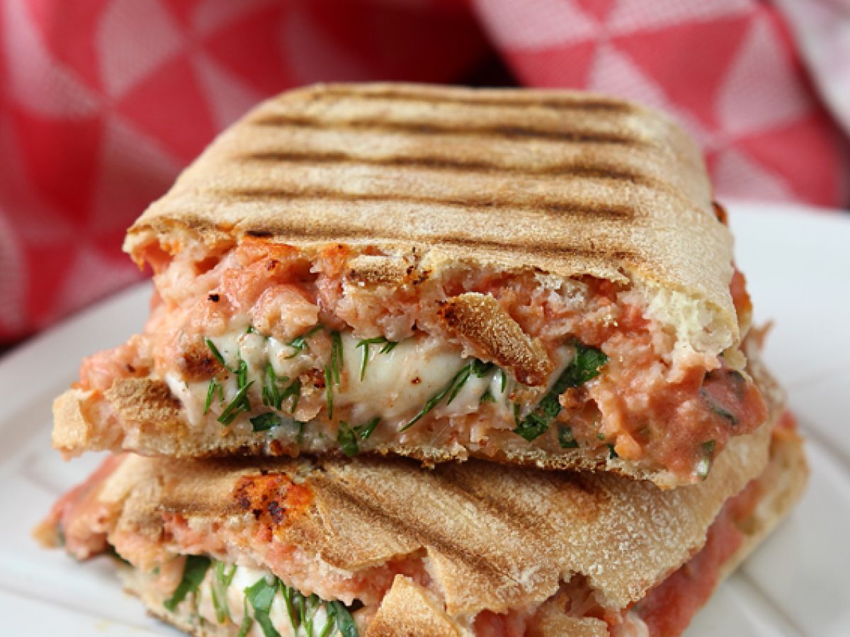 Lohta, mozzarella ja tilliä sisältävä panini - kuva 3