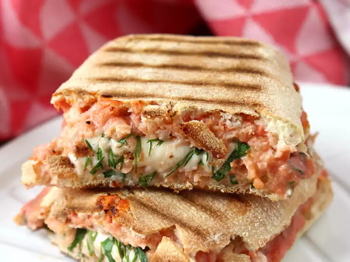 Lohta, mozzarella ja tilliä sisältävä panini - kuva 3