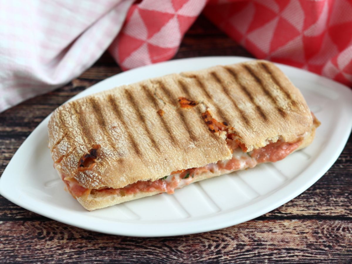 Lohta, mozzarella ja tilliä sisältävä panini - kuva 4