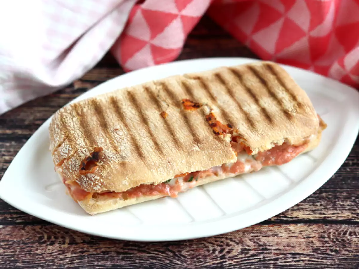 Lohta, mozzarella ja tilliä sisältävä panini - kuva 4