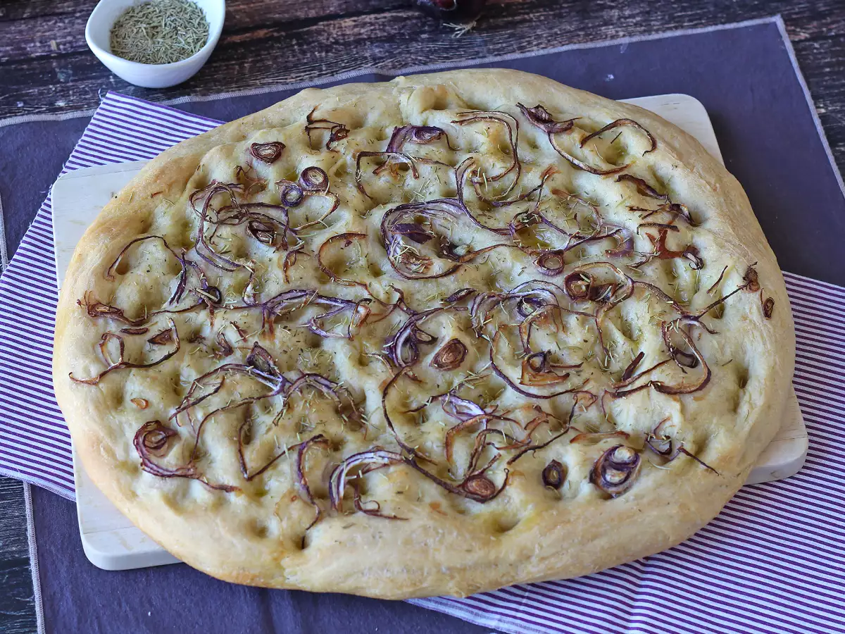 Maalaisfocaccia sipulilla ja rosmariinilla - kuva 2