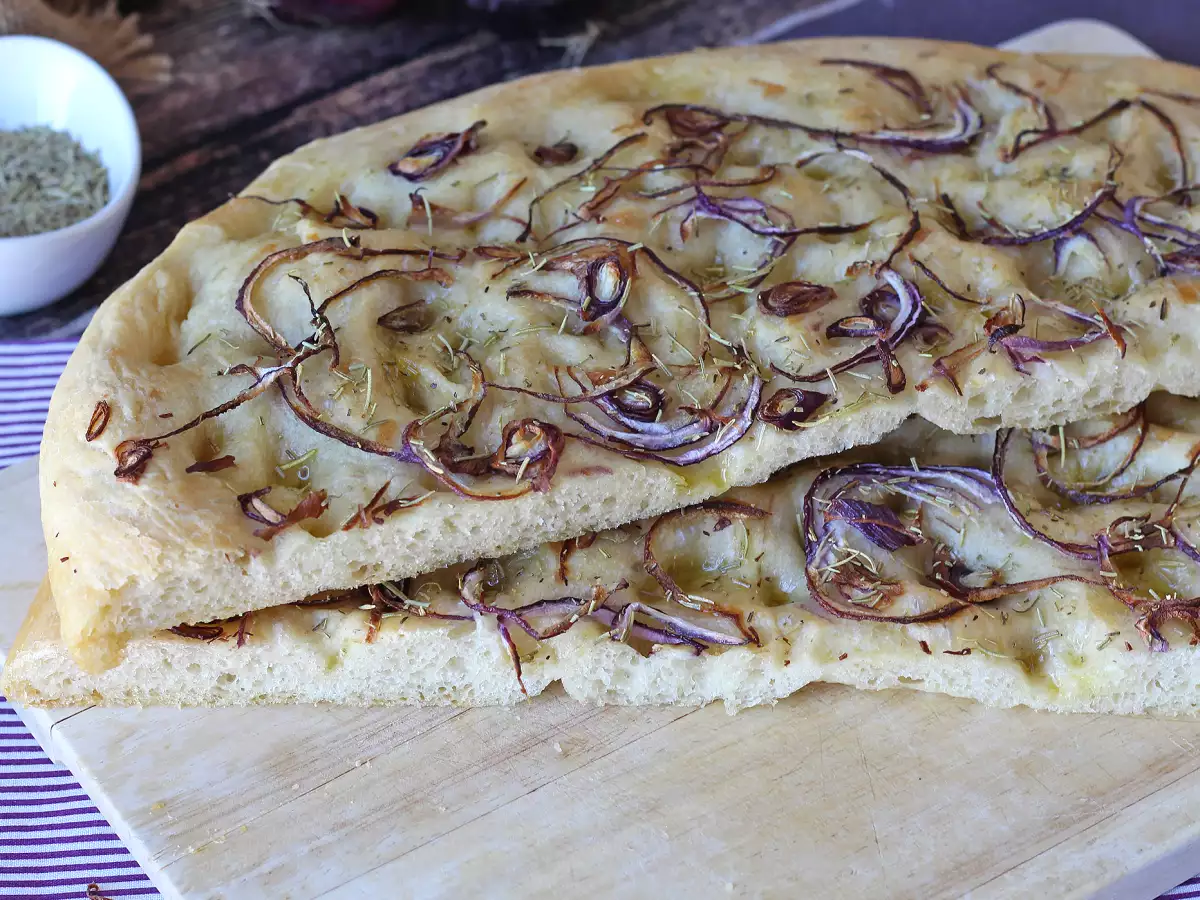 Maalaisfocaccia sipulilla ja rosmariinilla - kuva 4