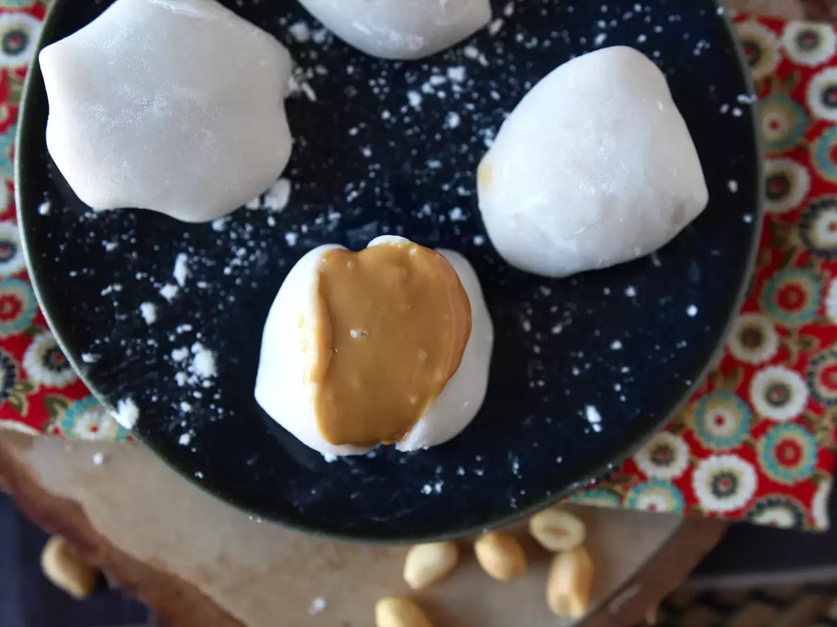 Maapähkinävoitäytteiset mochi-leivokset - kuva 3