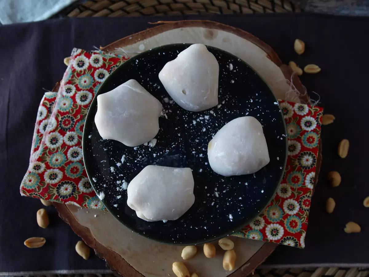 Maapähkinävoitäytteiset mochi-leivokset - kuva 4