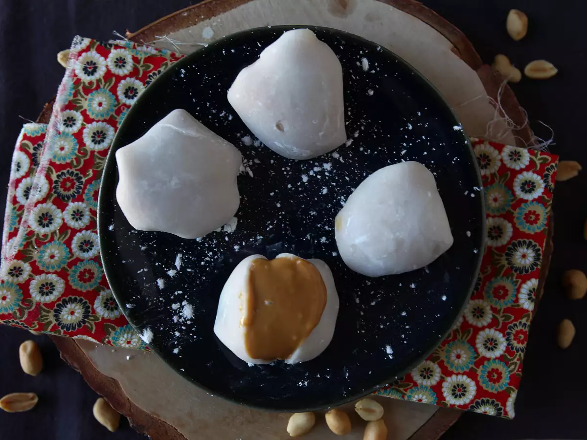 Maapähkinävoitäytteiset mochi-leivokset - kuva 5