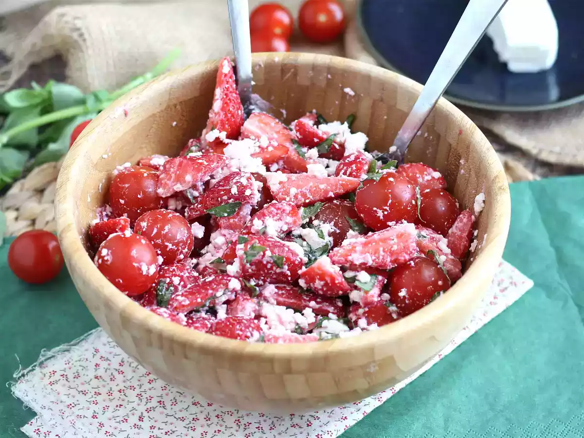 Mansikka-, tomaatti-, feta- ja basilika-salaatti