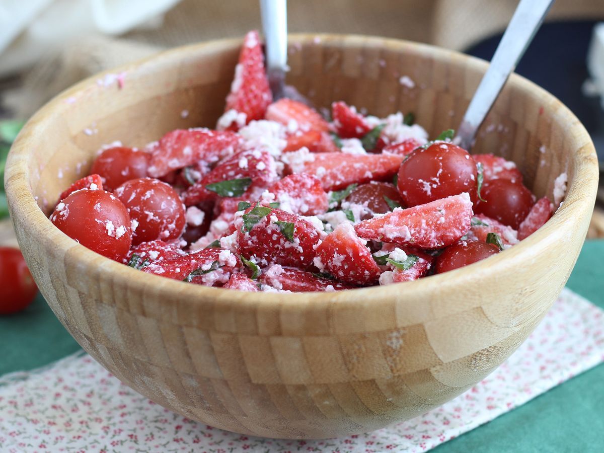 Mansikka-, tomaatti-, feta- ja basilika-salaatti - kuva 2