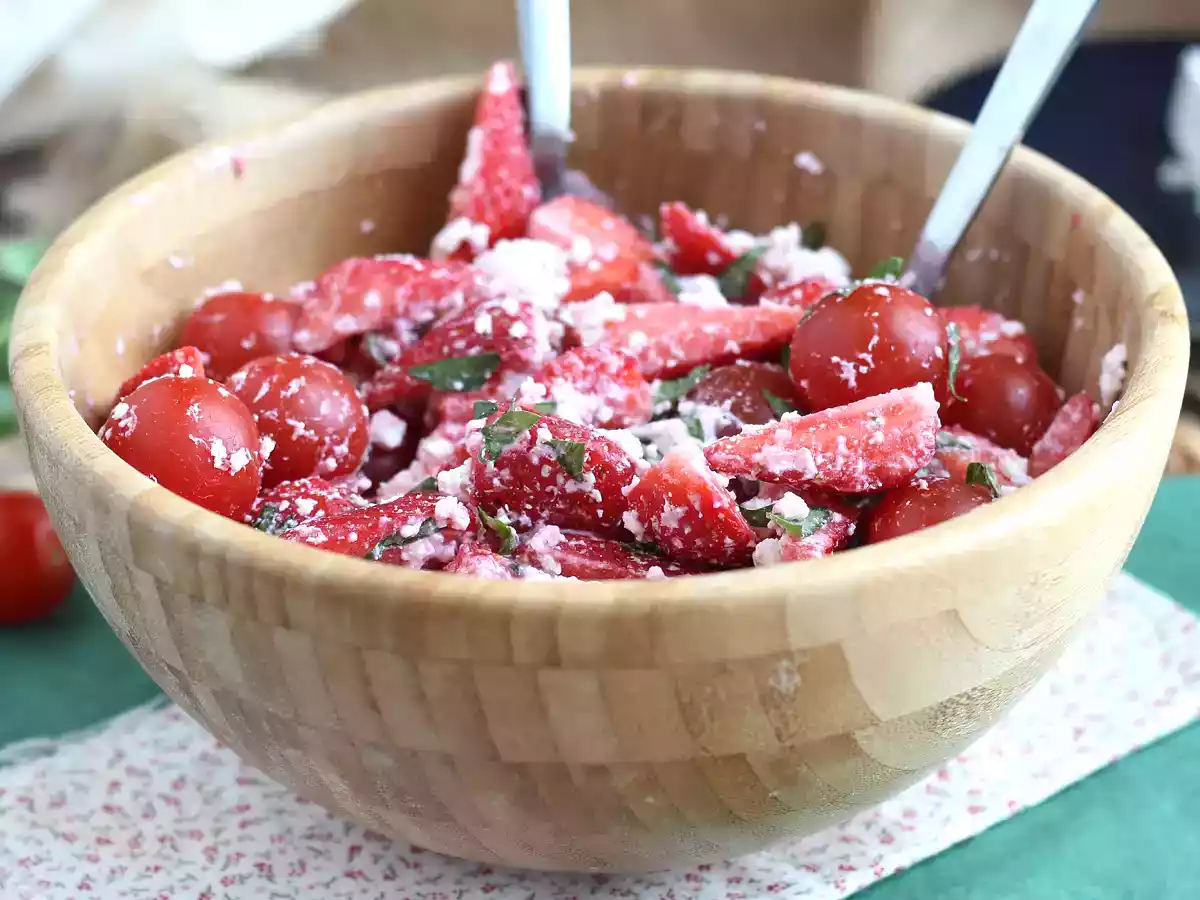 Mansikka-, tomaatti-, feta- ja basilika-salaatti - kuva 2