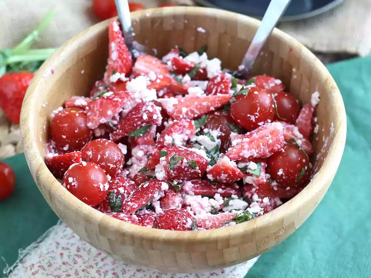 Mansikka-, tomaatti-, feta- ja basilika-salaatti - kuva 4