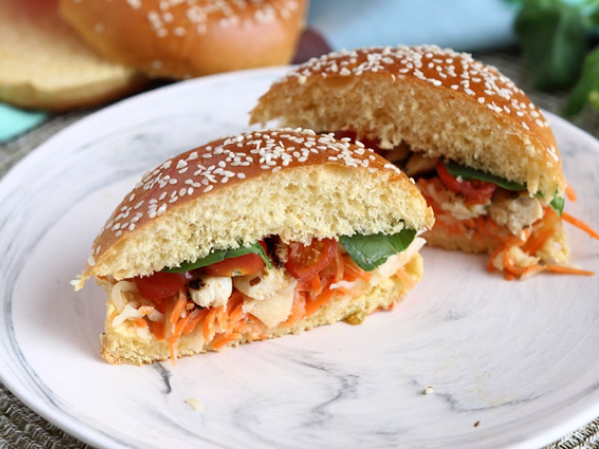 Marinoitu kanavoileipä coleslaw'n, tomaattien ja basilikan kera