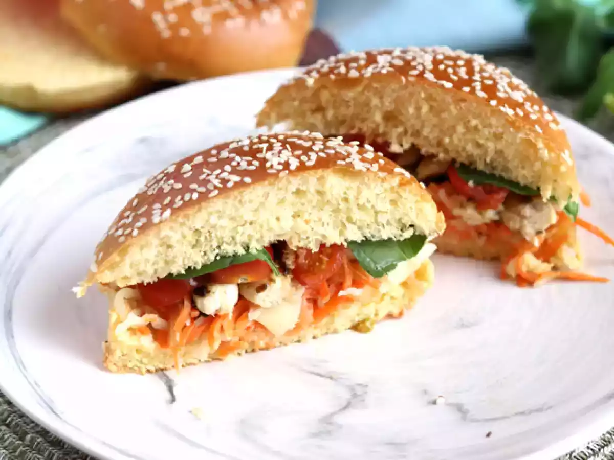 Marinoitu kanavoileipä coleslaw'n, tomaattien ja basilikan kera