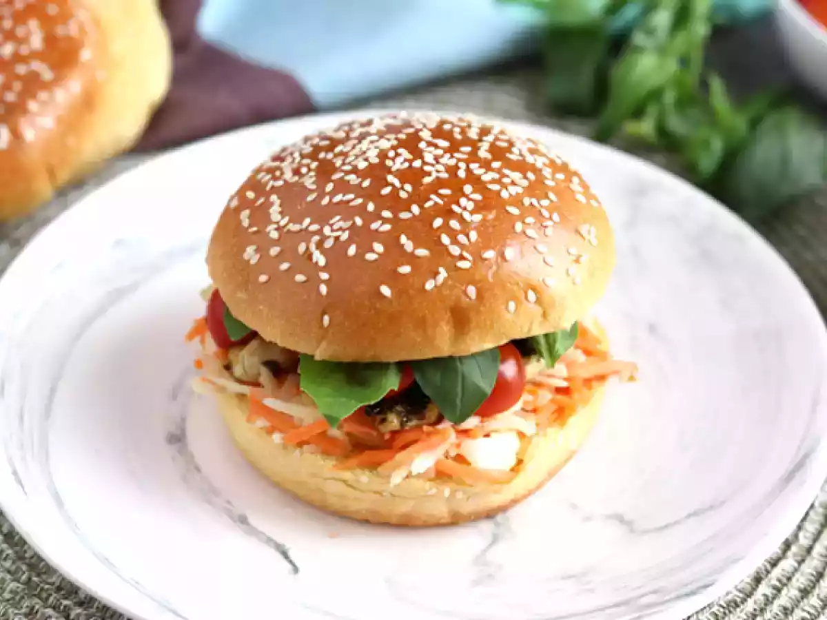 Marinoitu kanavoileipä coleslaw'n, tomaattien ja basilikan kera - kuva 2