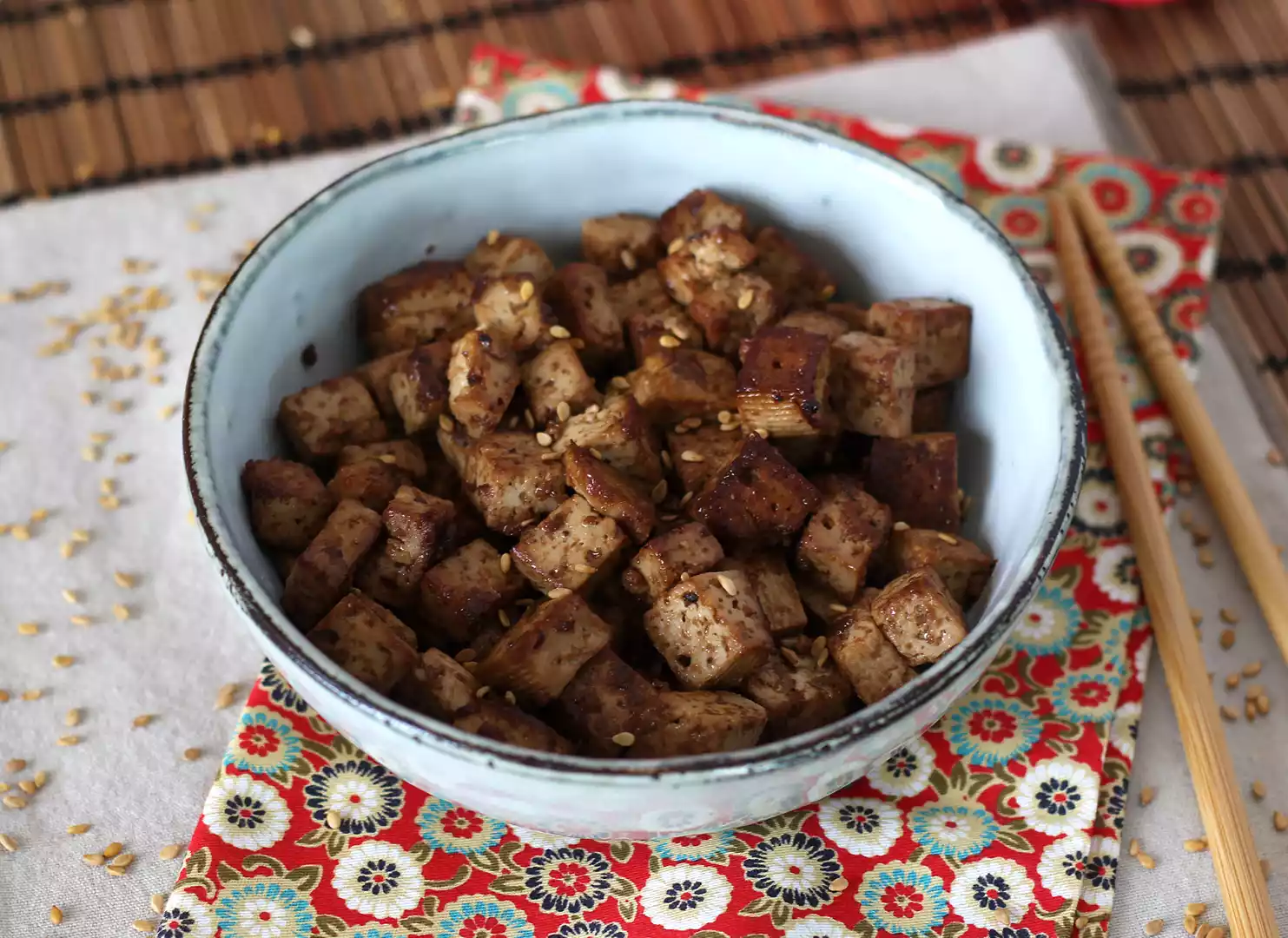 Marinoitu tofu aasialaisin maustein (rakastat tofua tämän jälkeen!)