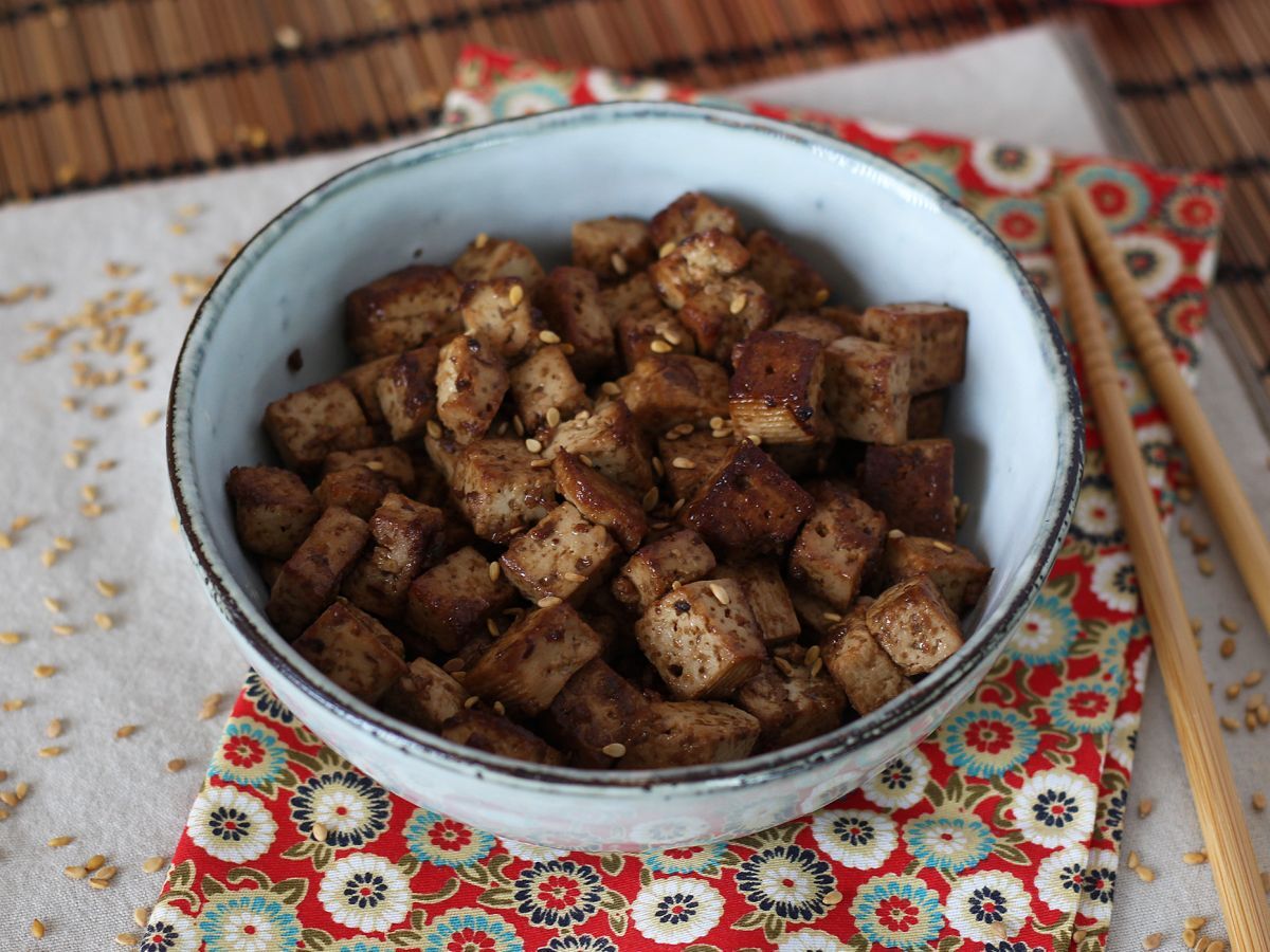 Marinoitu tofu aasialaisin maustein (rakastat tofua tämän jälkeen!)