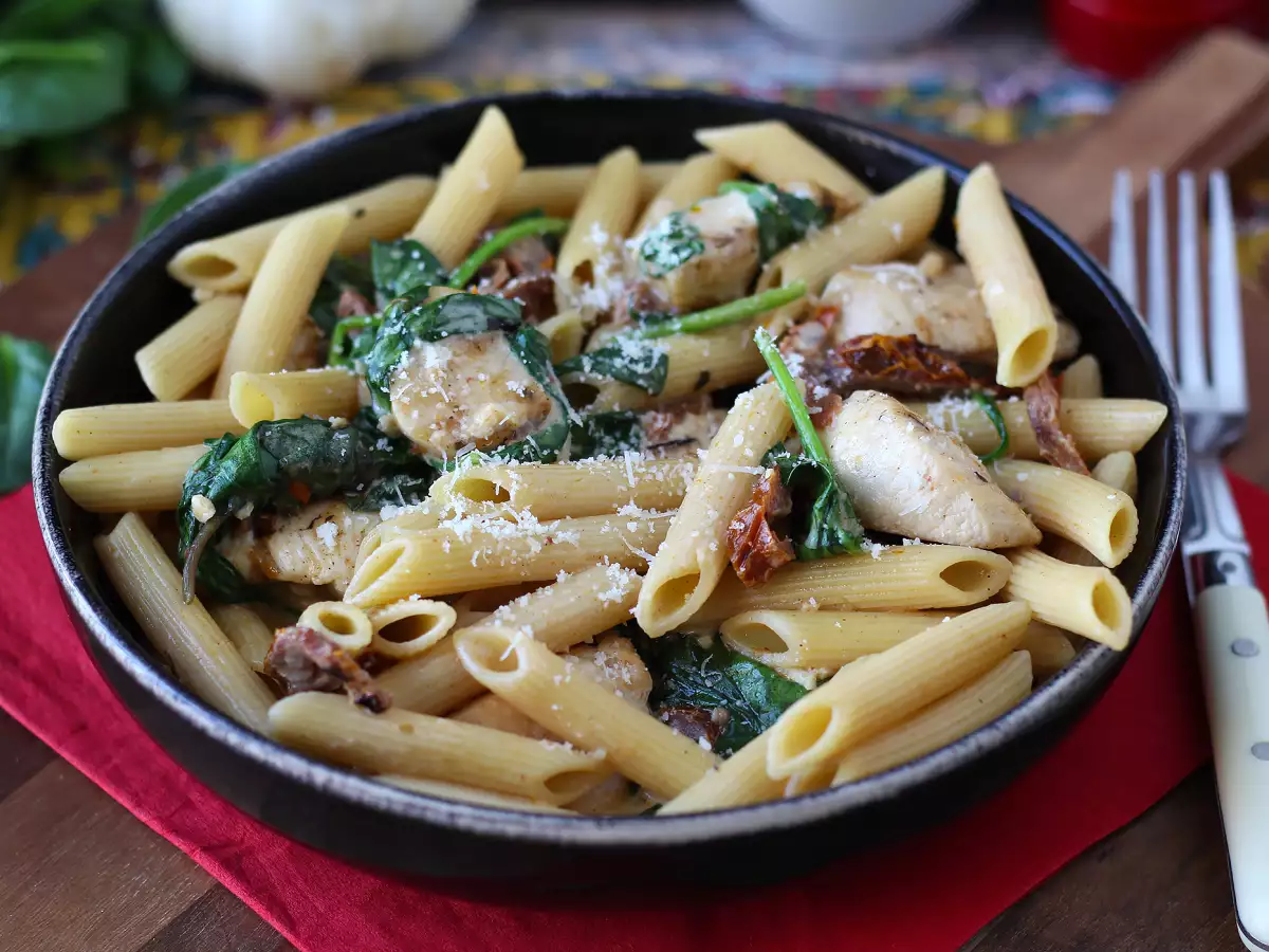 Marry Me Chicken Pasta: kermainen pastaruoka, jossa on kanaa, kuivattuja tomaatteja ja parmesaania