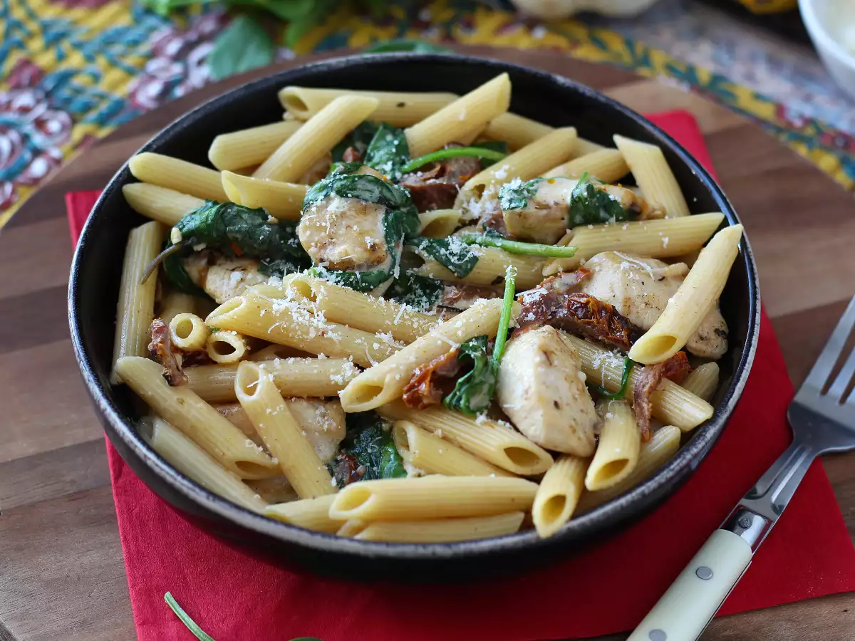 Marry Me Chicken Pasta: kermainen pastaruoka, jossa on kanaa, kuivattuja tomaatteja ja parmesaania - kuva 2