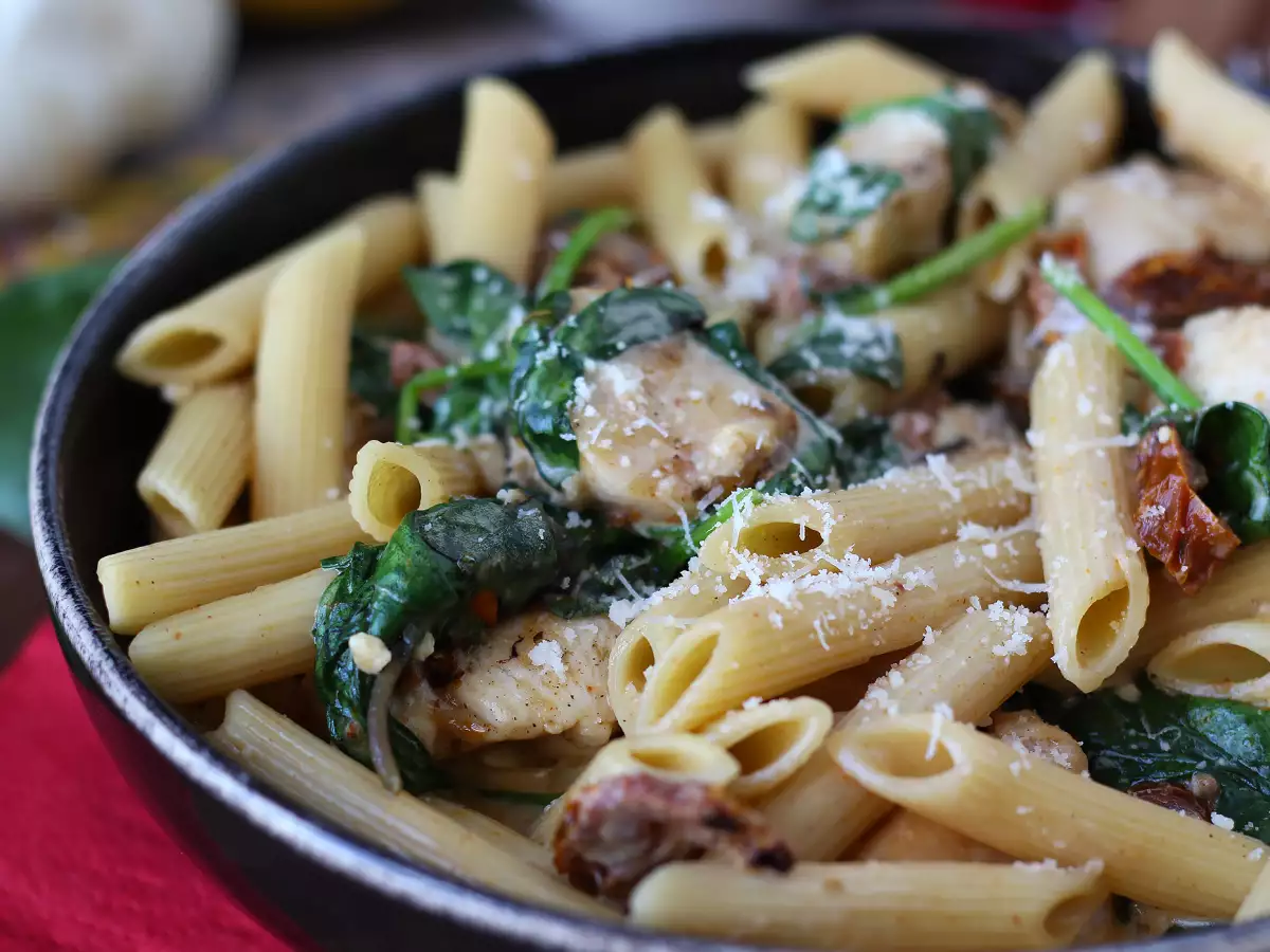 Marry Me Chicken Pasta: kermainen pastaruoka, jossa on kanaa, kuivattuja tomaatteja ja parmesaania - kuva 3