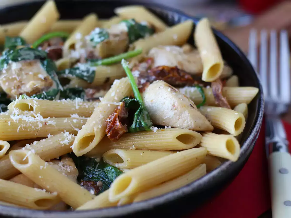 Marry Me Chicken Pasta: kermainen pastaruoka, jossa on kanaa, kuivattuja tomaatteja ja parmesaania - kuva 4