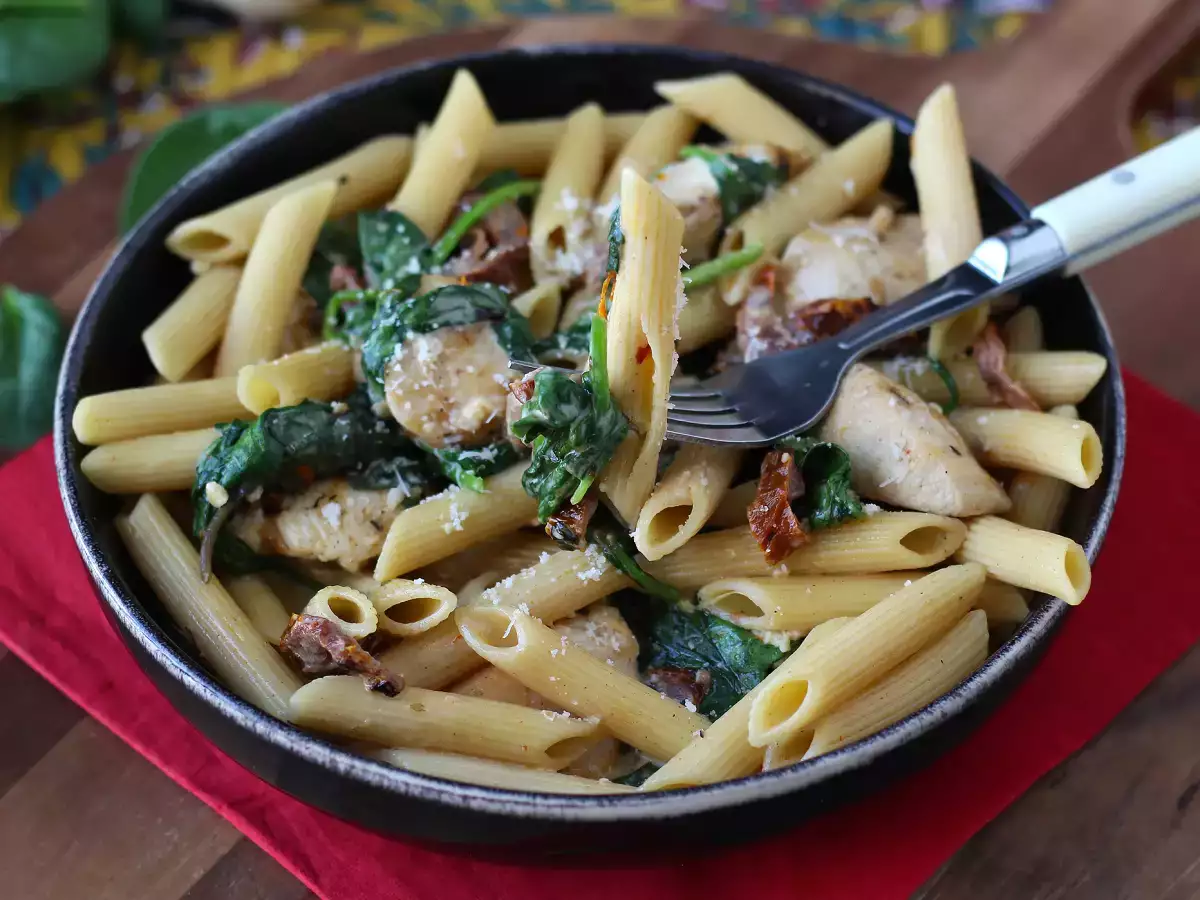 Marry Me Chicken Pasta: kermainen pastaruoka, jossa on kanaa, kuivattuja tomaatteja ja parmesaania - kuva 5