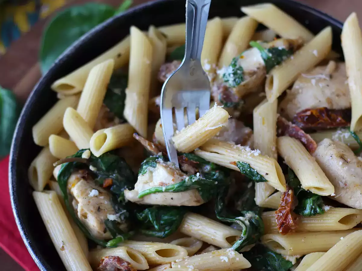 Marry Me Chicken Pasta: kermainen pastaruoka, jossa on kanaa, kuivattuja tomaatteja ja parmesaania - kuva 6