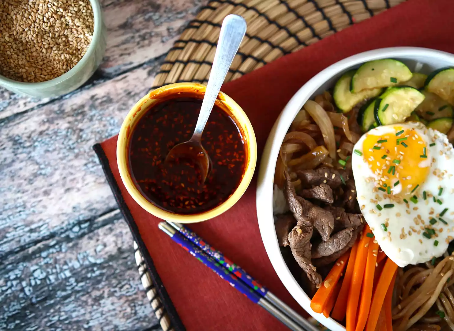 Mausteinen korealainen gochujang-kastike bibimbapille