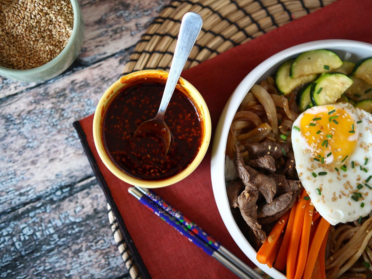 Mausteinen korealainen gochujang-kastike Bibimbapille