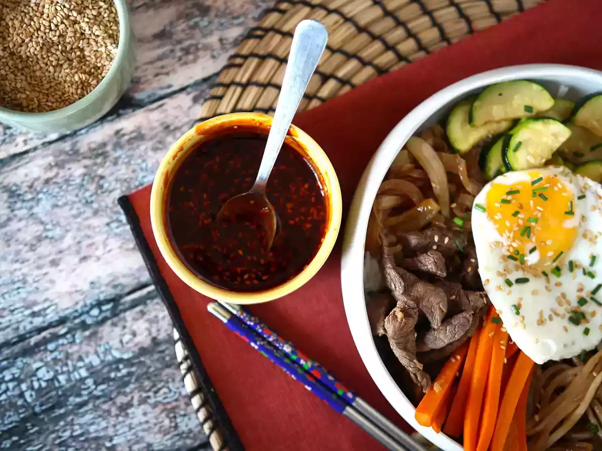 Mausteinen korealainen gochujang-kastike Bibimbapille