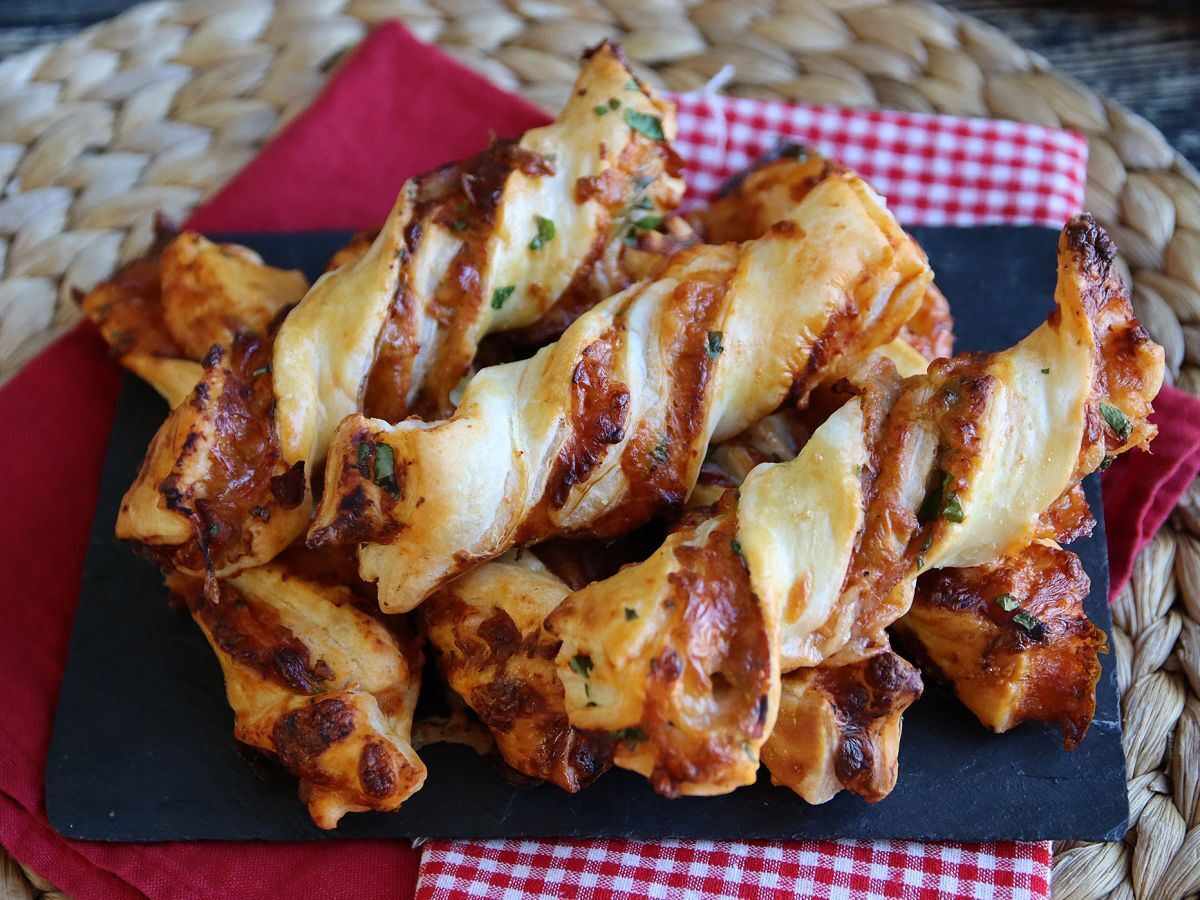 Maxi-leivonnaiskääryleitä (tomaattia, kinkkua, mozzarellaa, persiljaa)