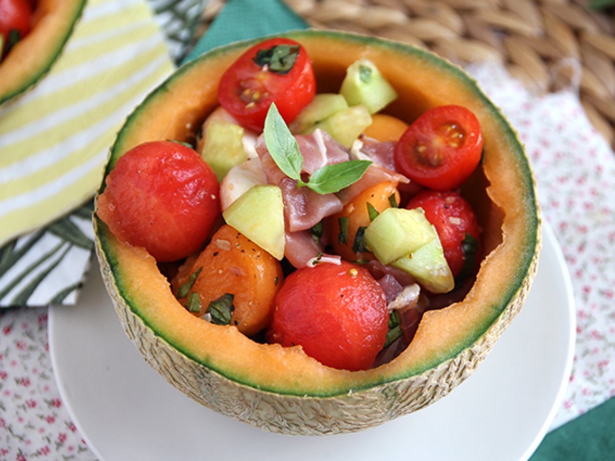 Melonisalaatti melonin päällä