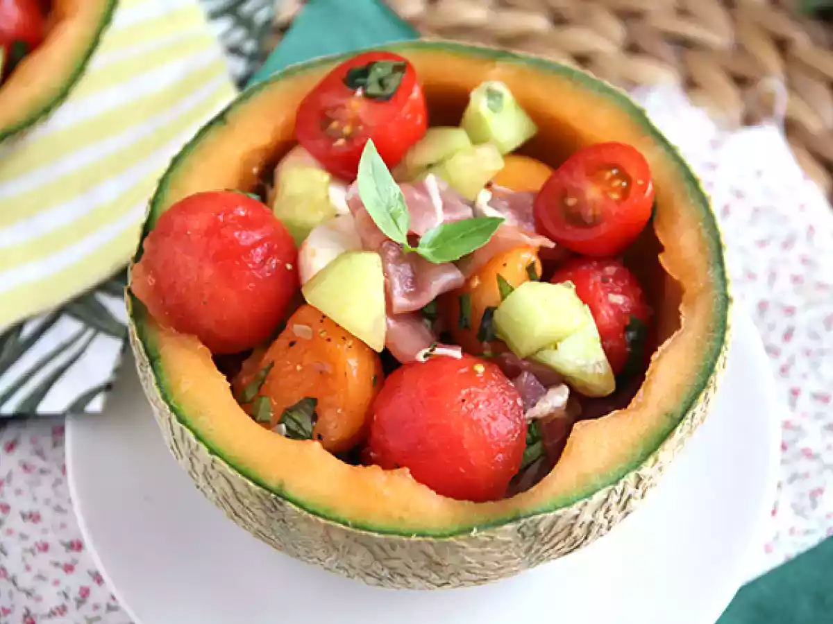 Melonisalaatti melonin päällä