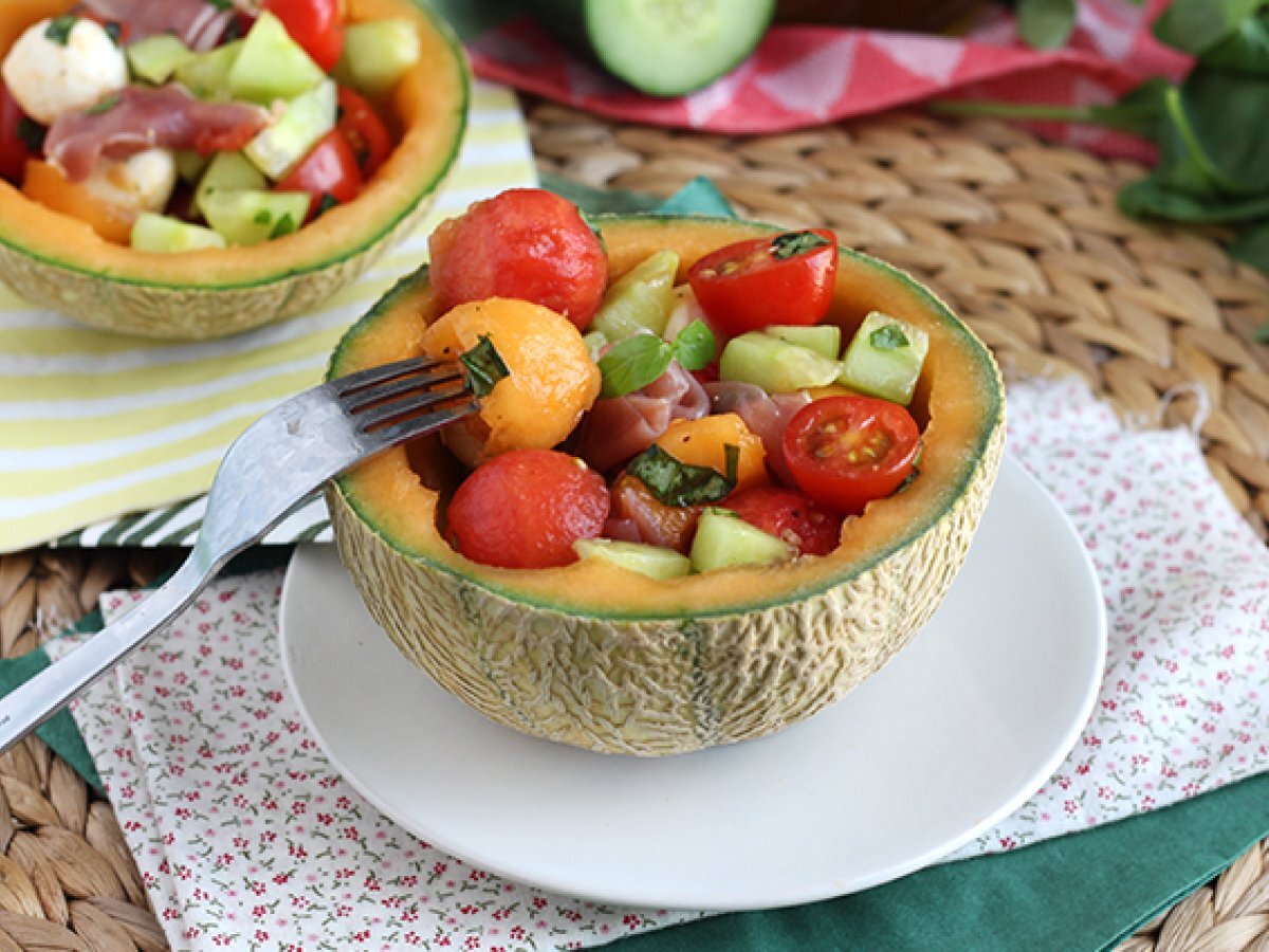 Melonisalaatti melonin päällä - kuva 3