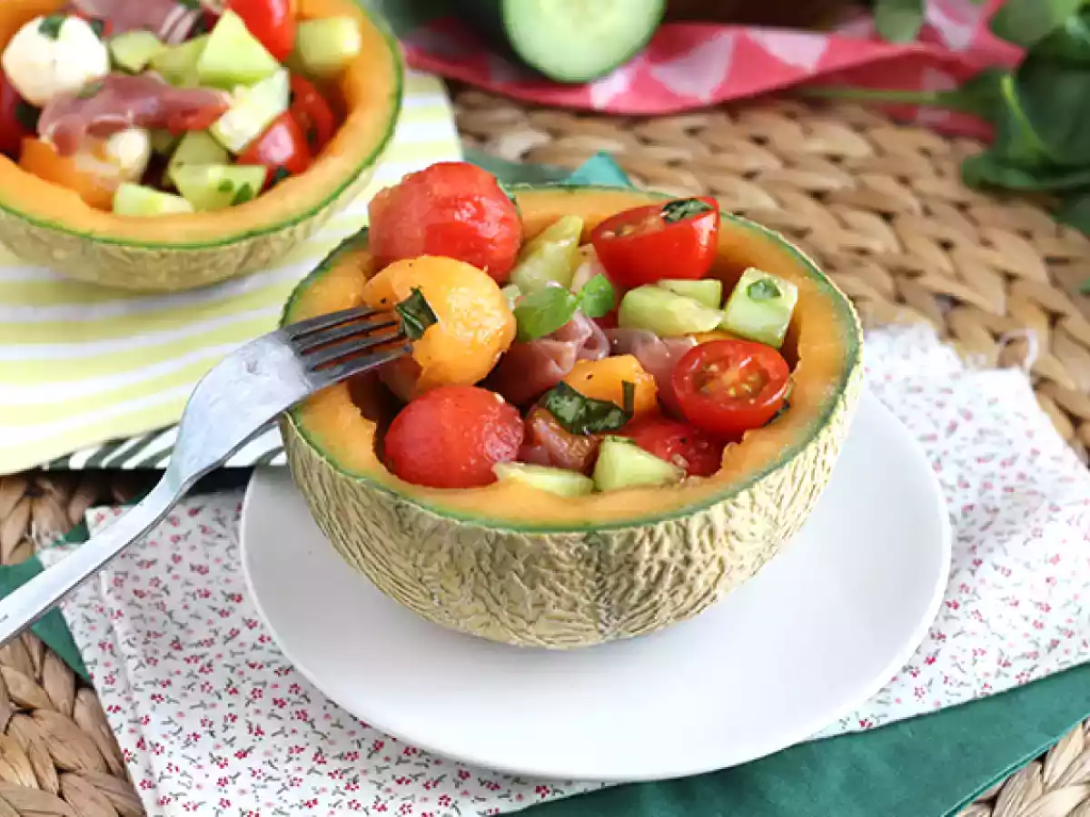Melonisalaatti melonin päällä - kuva 3