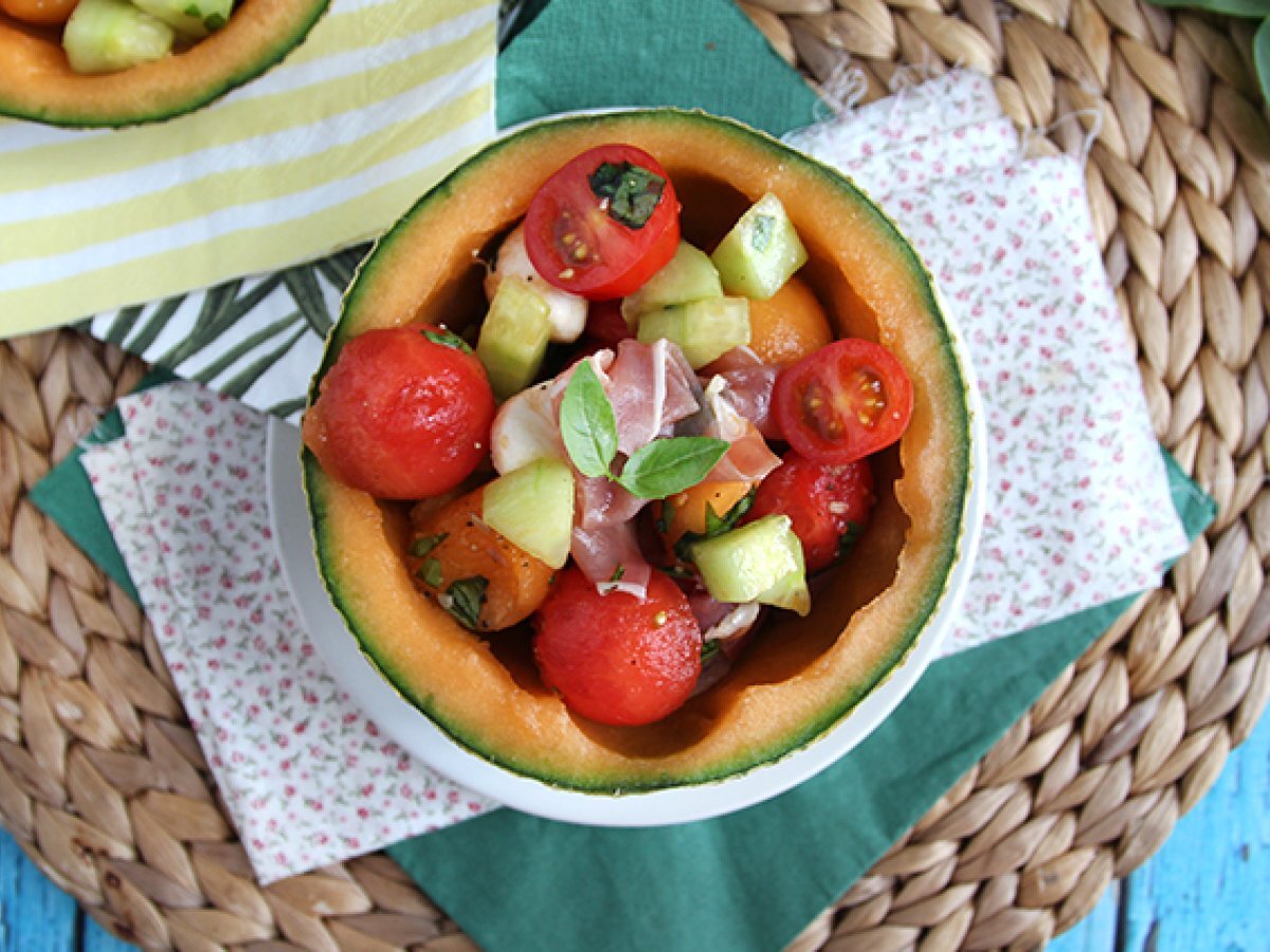 Melonisalaatti melonin päällä - kuva 4