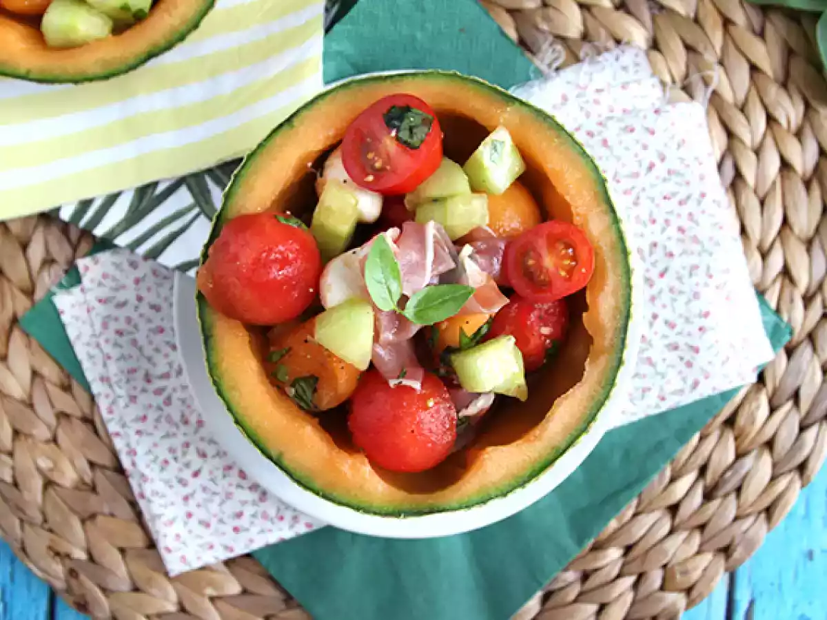 Melonisalaatti melonin päällä - kuva 4