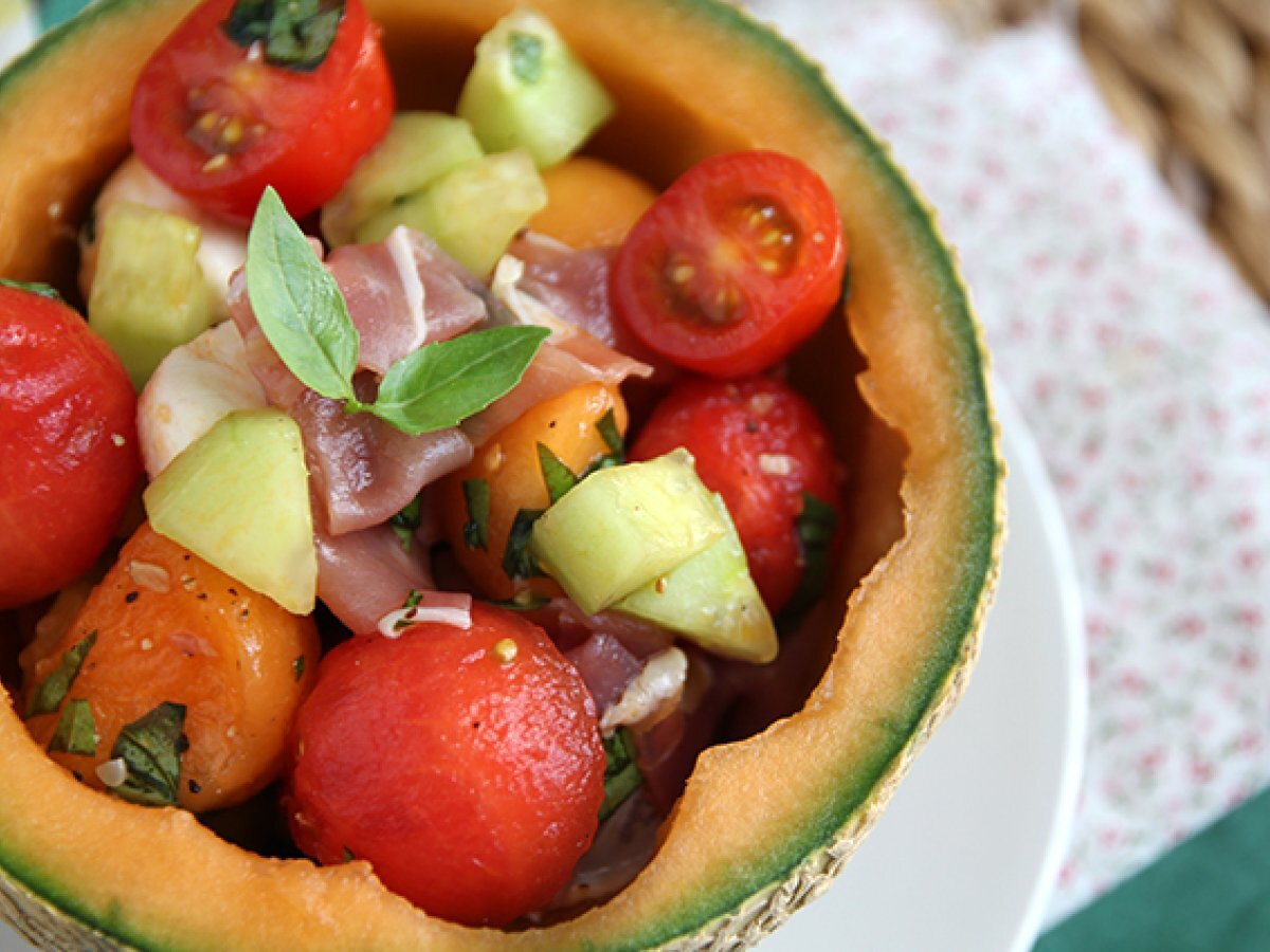 Melonisalaatti melonin päällä - kuva 5