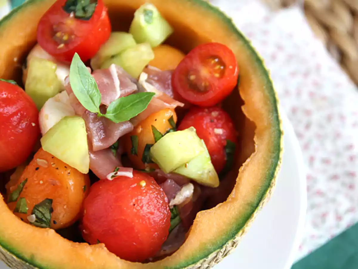 Melonisalaatti melonin päällä - kuva 5
