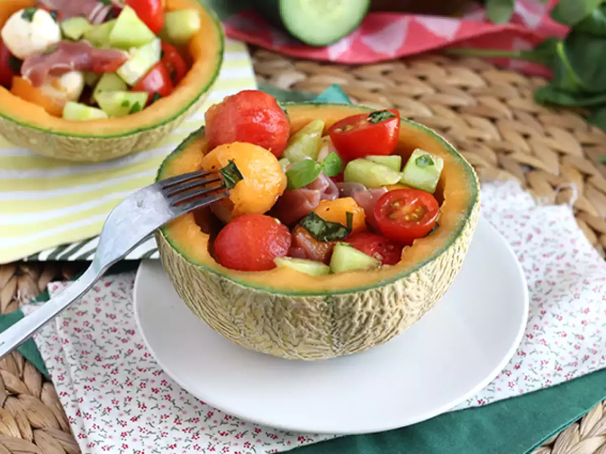Melonisalaatti meloninkuoren puolikkaissa - kuva 3