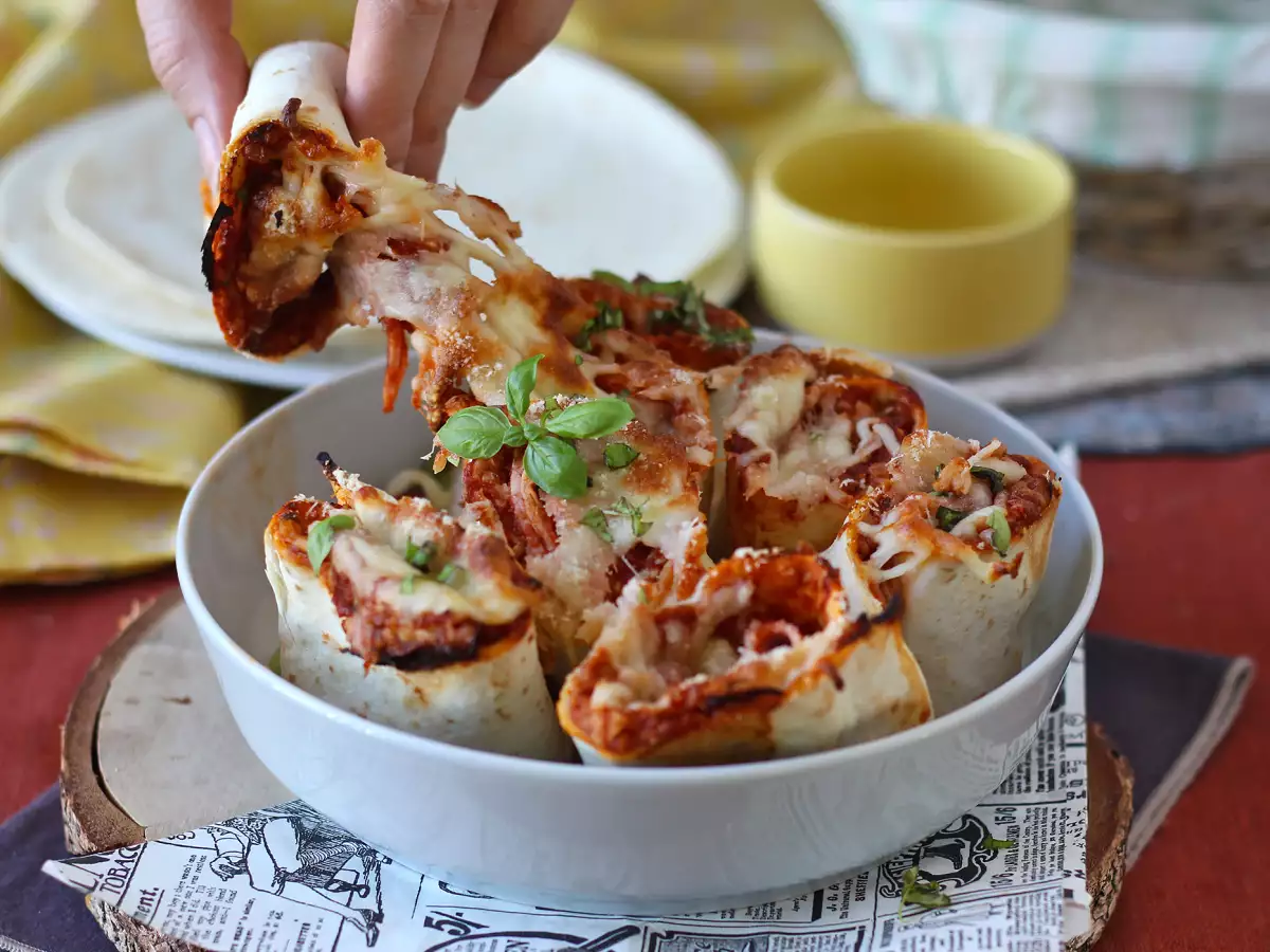 Mitä tehdä tortilloista? Herkullinen pizzanmakuisia tortillakääryleitä sisältävä ruoka jaettavaksi - kuva 3