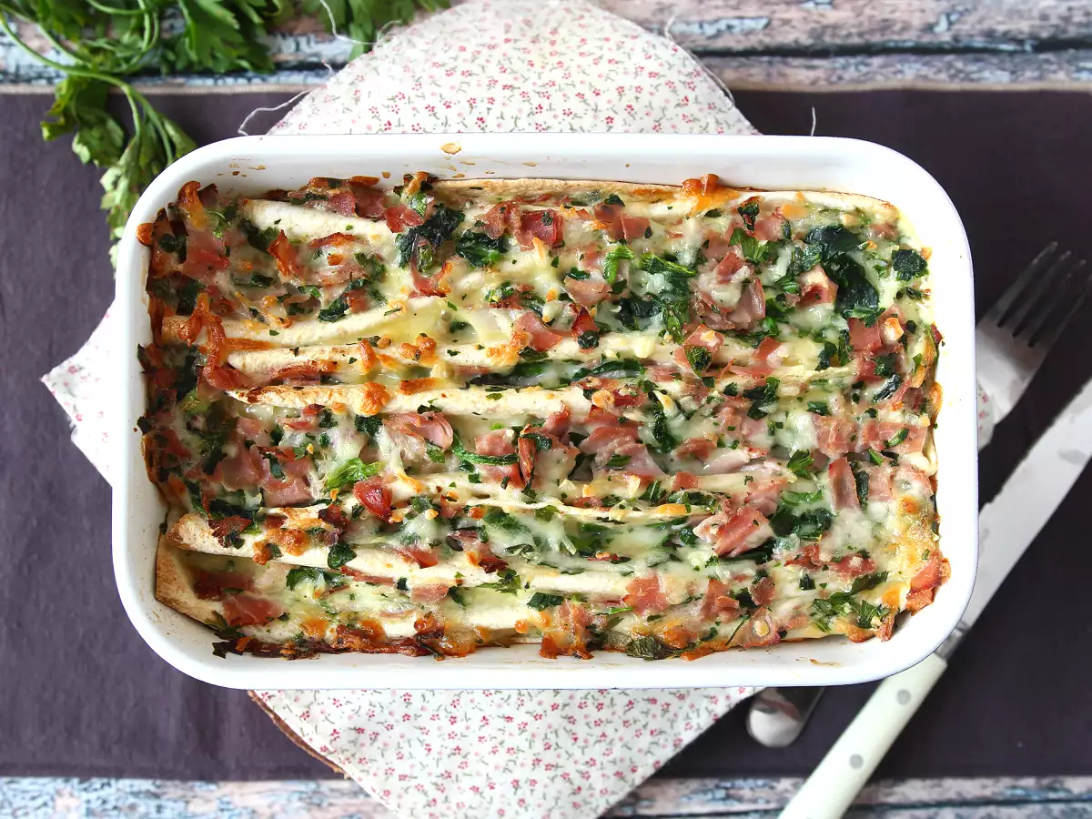 Mitä tehdä tortillojen kanssa? Kinkku-, pinaatti- ja mozzarellagratiini ryppykakun tapaan - kuva 5