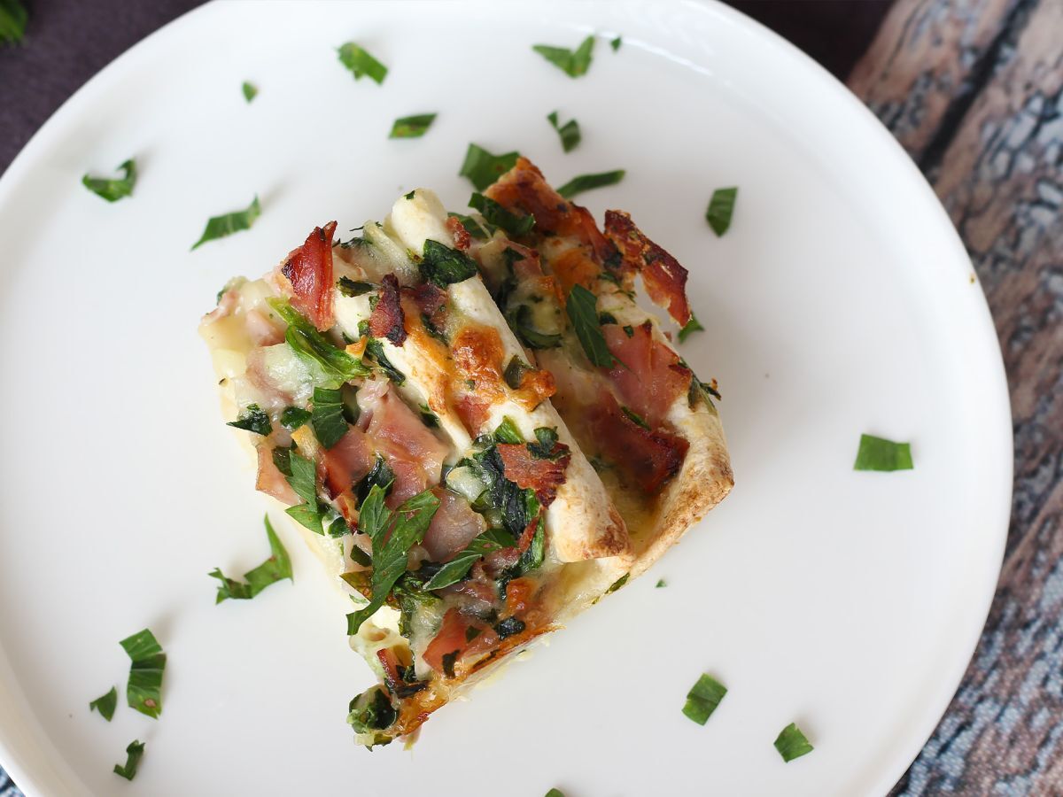 Mitä tehdä tortillojen kanssa? Kinkku-, pinaatti- ja mozzarellagratiini ryppykakun tapaan - kuva 6